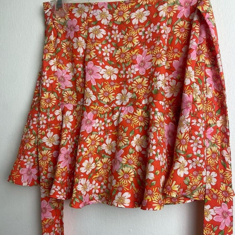 the cutest retro flower skirt w a zipper on the side and ties to adjust to waist
